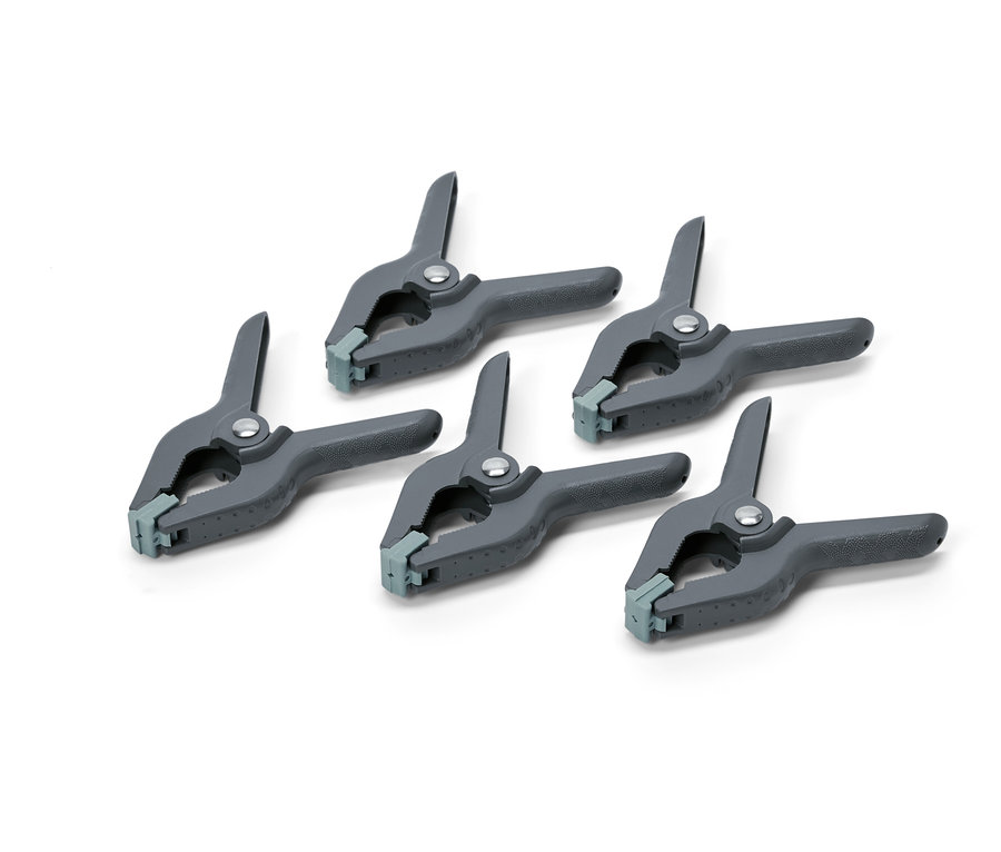 Pięć szarych zacisków na białym tle.