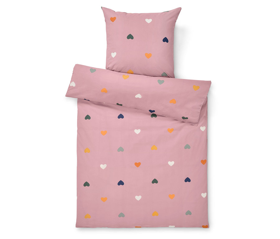 Różowa pościel z kolorowymi serduszkami.