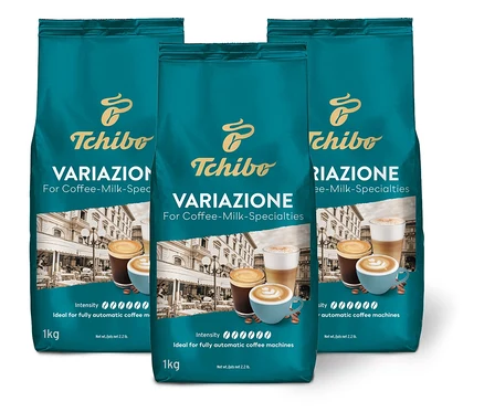 Trzy opakowania kawy ziarnistej Tchibo Variazione 3x1 kg na białym tle.