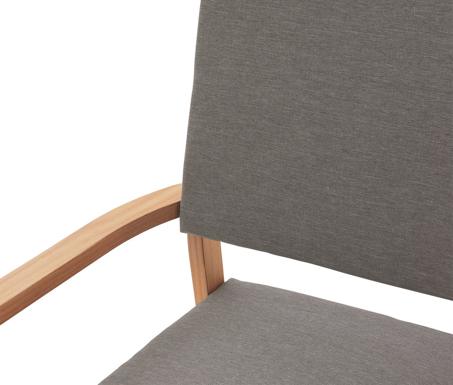 Zbliżenie krzesła z szarą tapicerką i jasną drewnianą ramą.