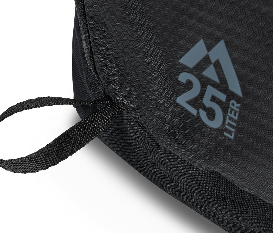 Zbliżenie czarnego plecaka o pojemności 25 litrów z uchwytem.
