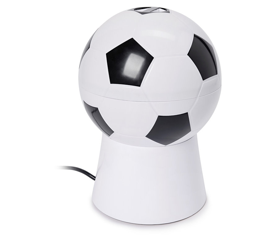 Lampa w kształcie piłki nożnej stoi na białej podstawie.