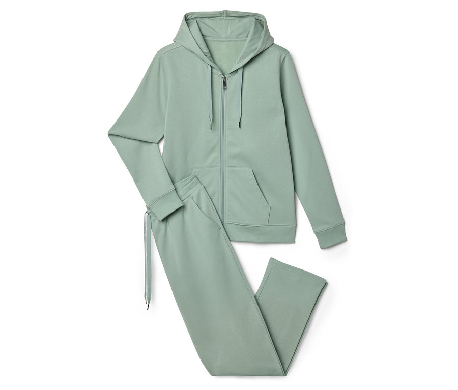 Jasnozielony dres składający się z rozpinanej bluzy z kapturem i spodni do biegania leży na białym tle.