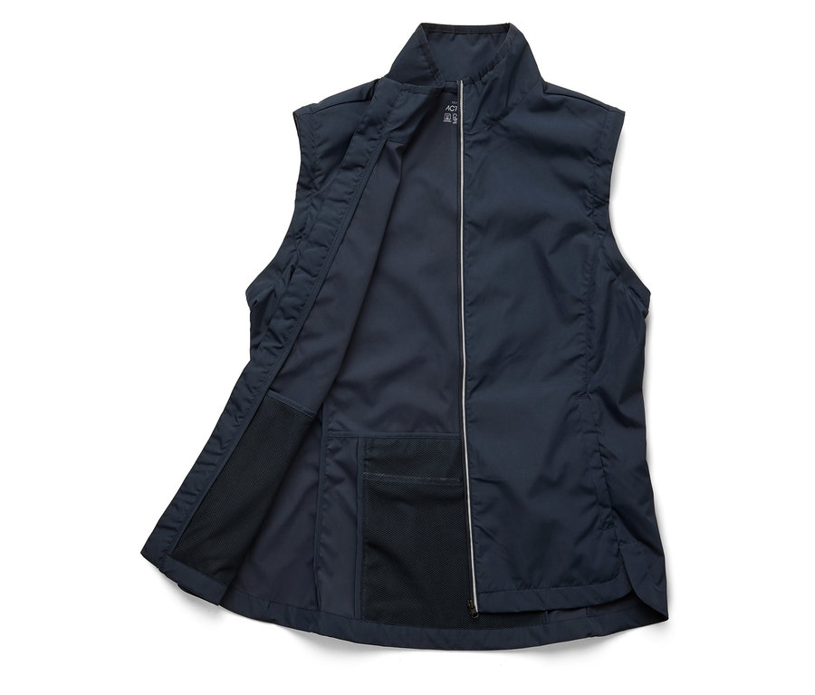 Otwarta granatowa kamizelka z zamkiem błyskawicznym na całej długości i wieloma kieszeniami.