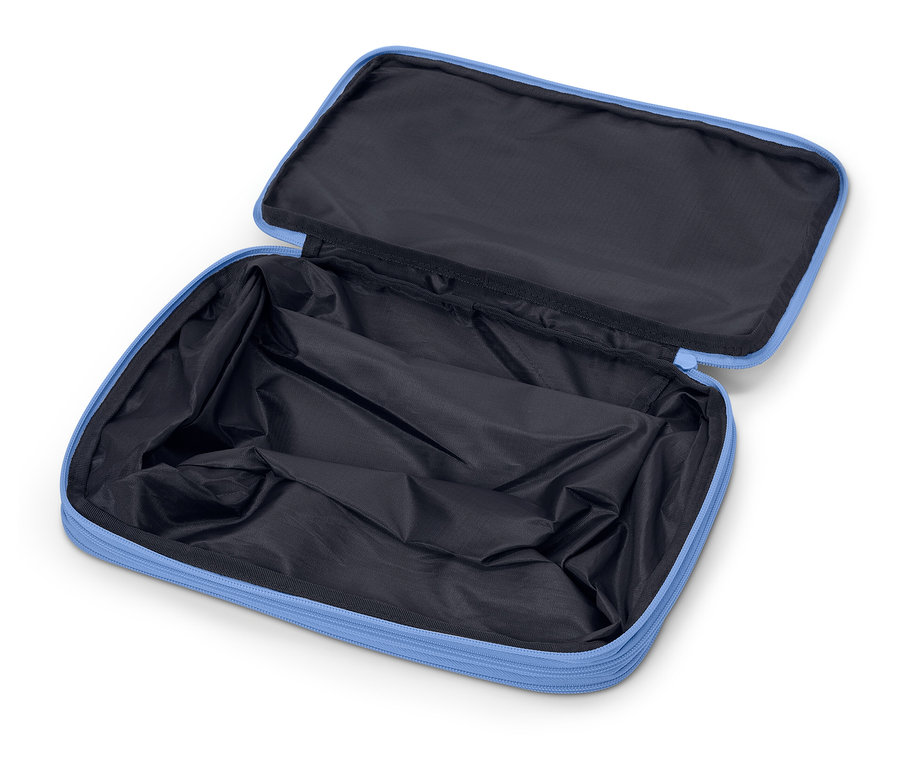 Otwarta, pusta, jasnoniebieska kosmetyczka z czarną podszewką.