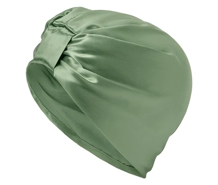Zbliżenie na zielony turban z jedwabiu.