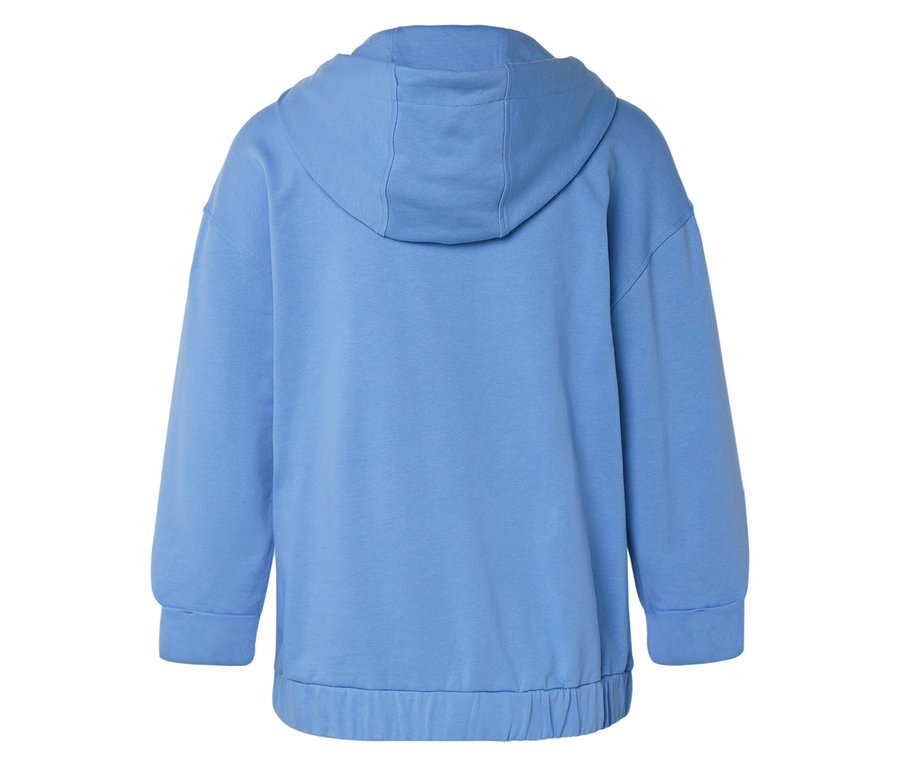 Widok z tyłu jasnoniebieskiej bluzy z kapturem, długimi rękawami i elastycznym dołem.