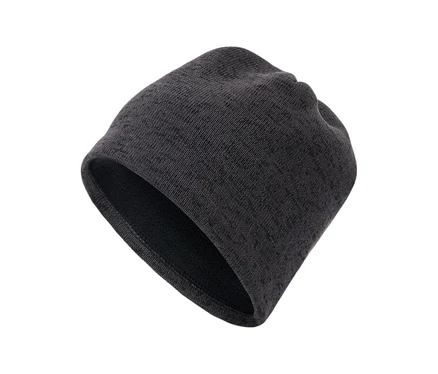 Ciemnoszara dzianinowa czapka beanie z widoczną polarową podszewką, leżąca pod kątem.