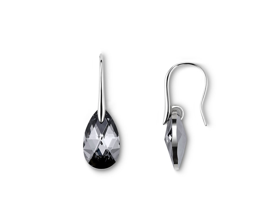 Dwa kolczyki wysadzane kryształami marki Swarovski® na białym tle.