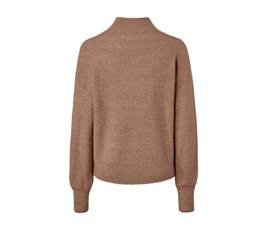 Beżowy sweter z dzianiny z małą stójką.
