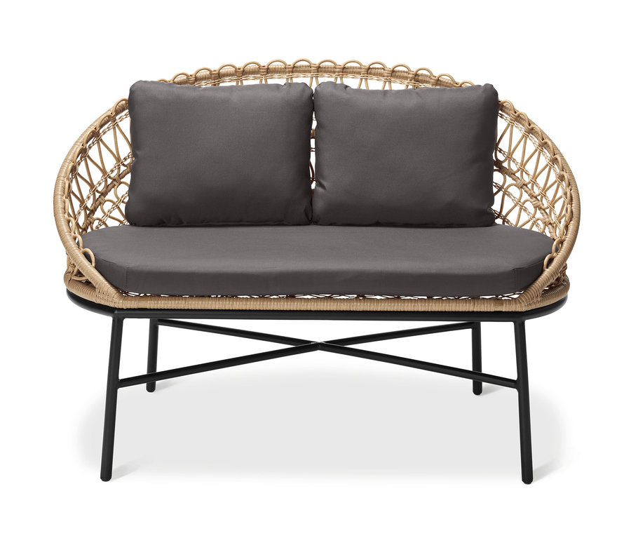 Stylowa ławka ogrodowa z plecionką polirattanową i dwiema szarymi poduszkami.