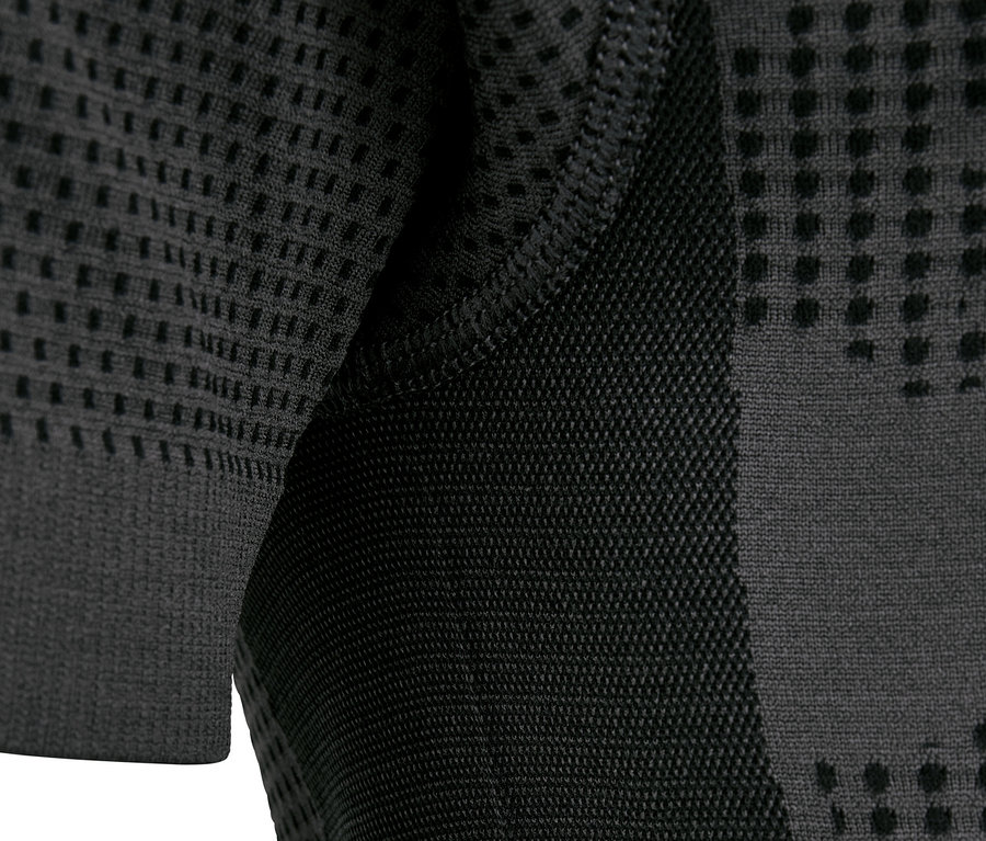 Zbliżenie na czarno-szarą koszulkę funkcyjną Klima-Tec.