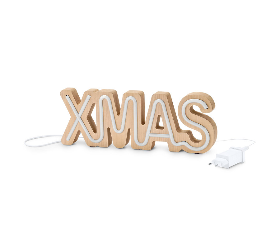 Drewniany napis LED XMAS na białym tle.