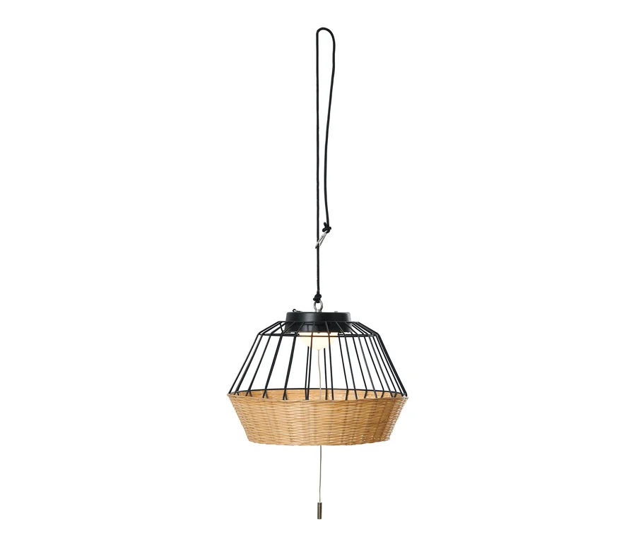 Czarna ogrodowa lampa wisząca LED z abażurem z wikliny.