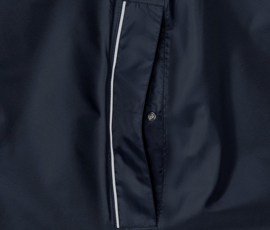 Szczegół granatowego poncza przeciwdeszczowego unisex z kieszenią.