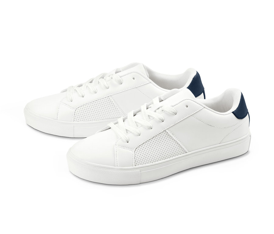 Dwa białe buty typu sneaker z granatowymi detalami na białym tle.
