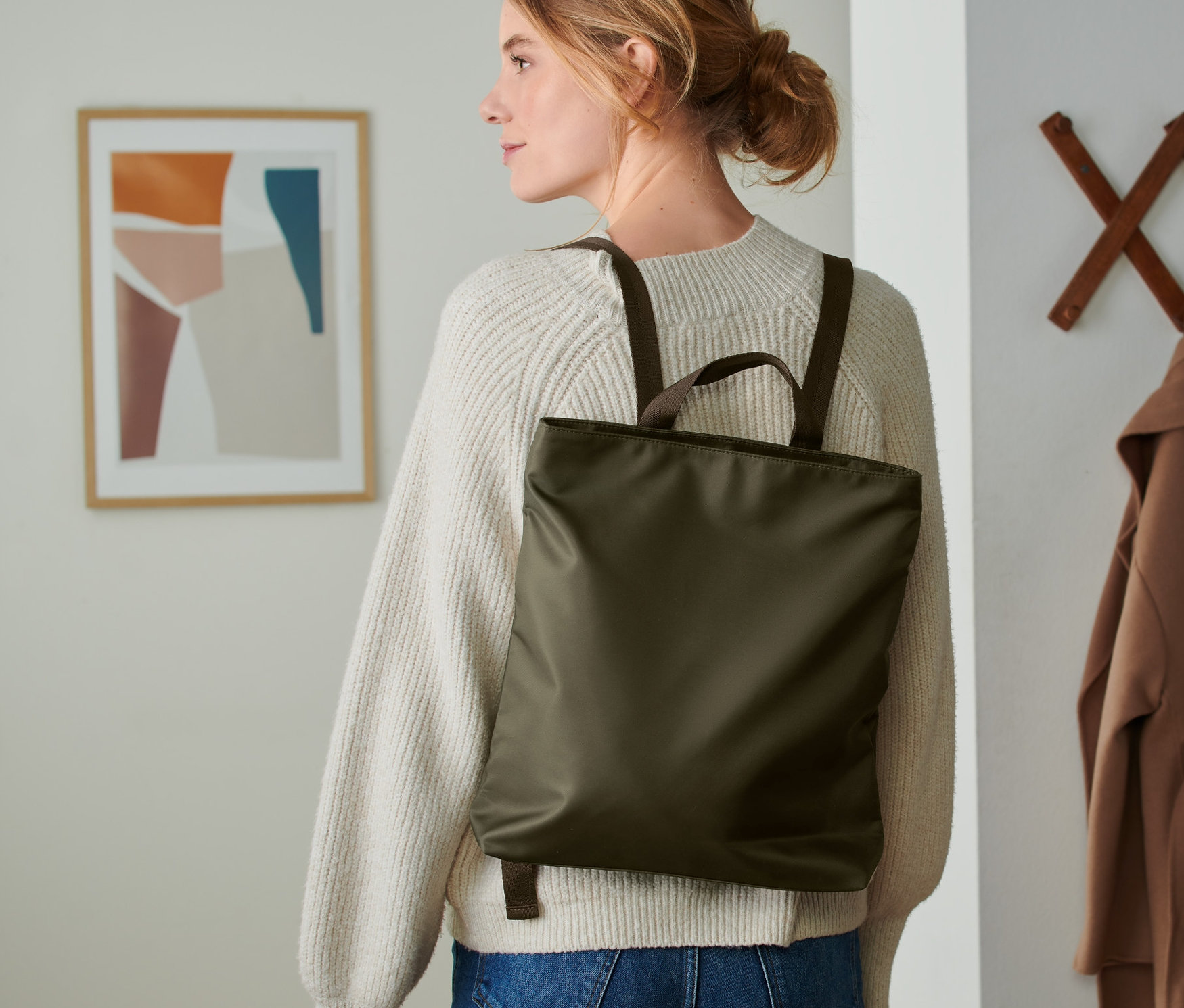 Kobieta ma na sobie plecak.