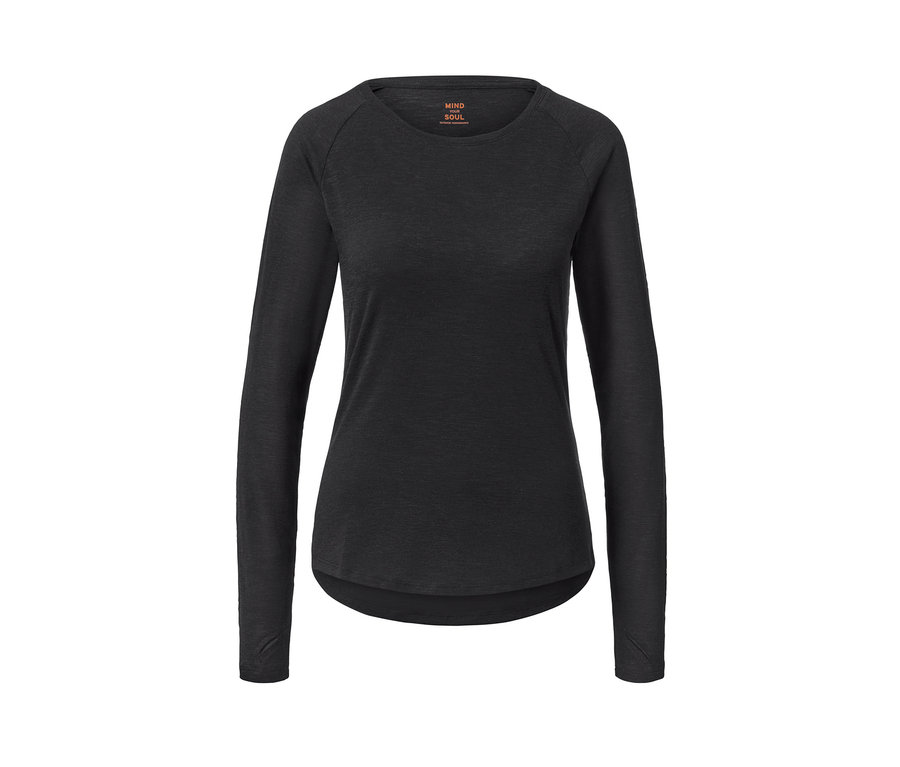 Czarna koszulka sportowa z długim rękawem.