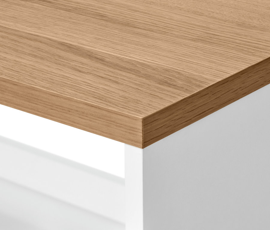 Szczegół rogu otwartej półki z drewnianym blatem i białą ramą.