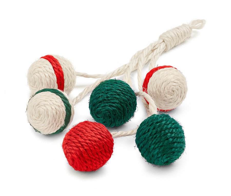 Sześć czerwonych, zielonych i kremowych kul zabawki dla kota »grzechotka« połączonych sznurkiem.