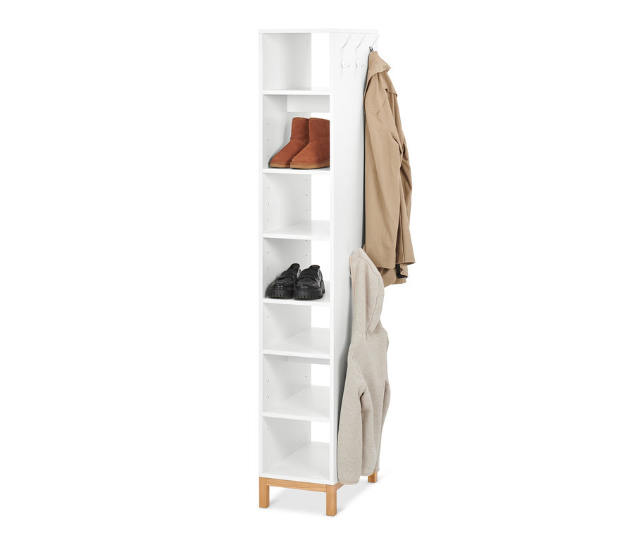 Regał na buty z butami, płaszczem i bluzą z kapturem.
