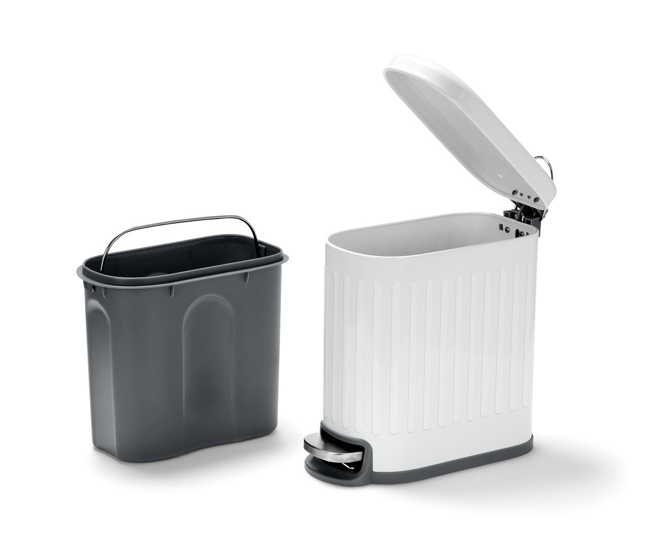 Biały kosz na śmieci do łazienki z otwartą pokrywą i szary kosz na śmieci.