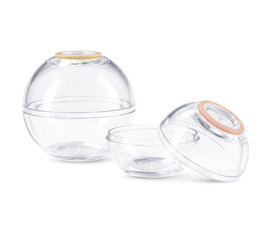 Dwa przezroczyste pojemniki spożywcze w kształcie kuli.