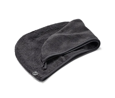 Antracytowy ręcznik-turban leży złożony na białym tle.