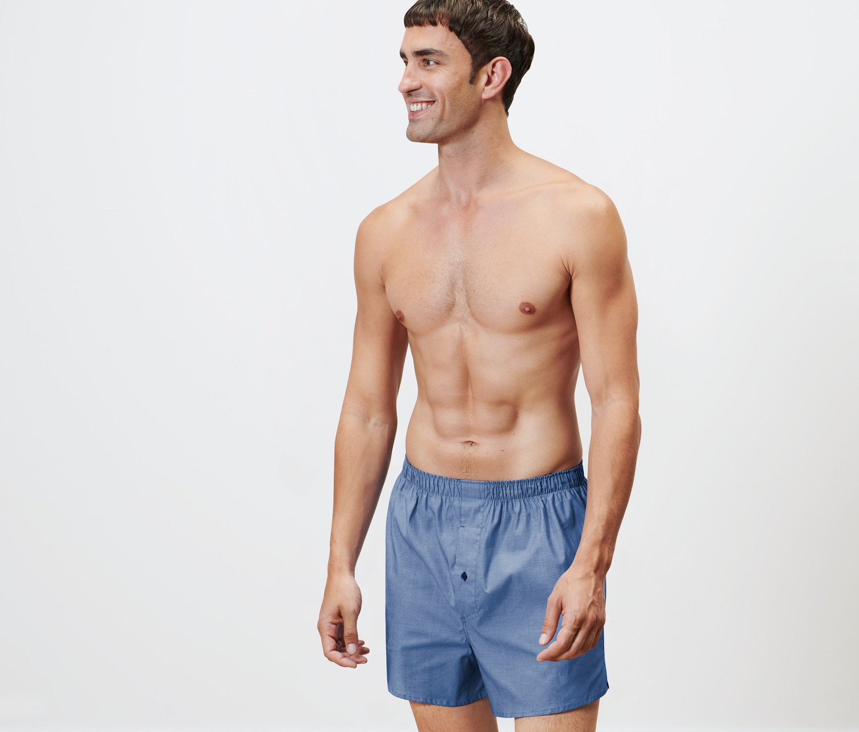 Mężczyzna pozuje w tkanych szortach bokserkach, 4 pary.