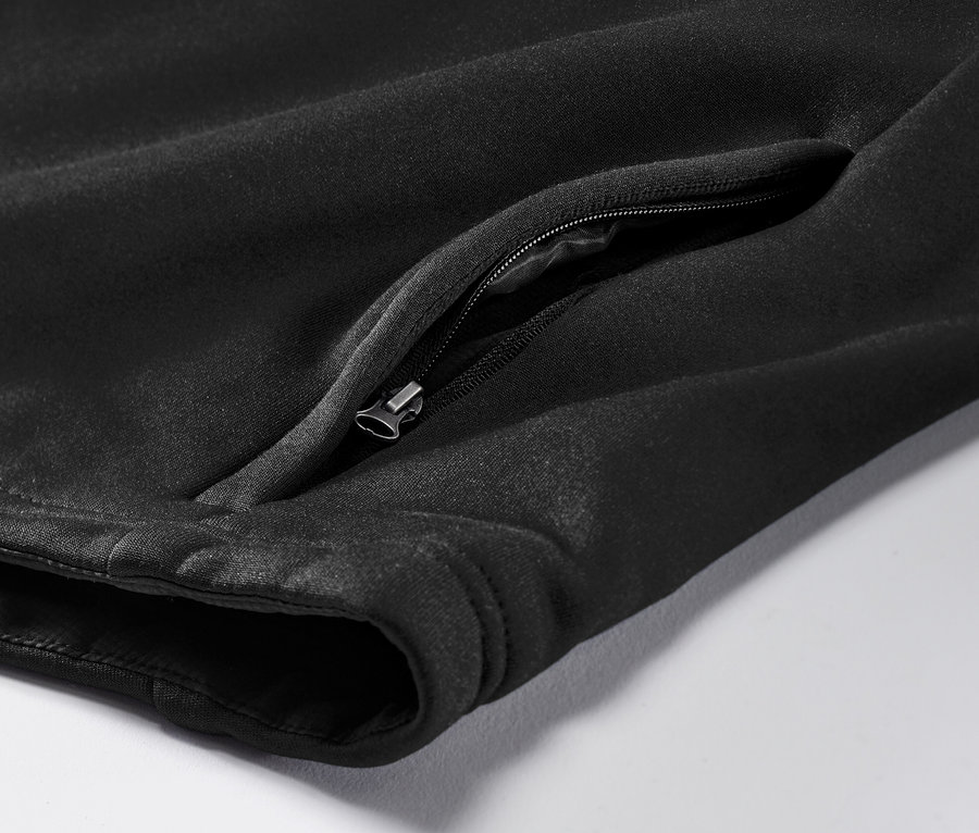 Detal czarnej kamizelki termoaktywnej z kieszenią na zamek.