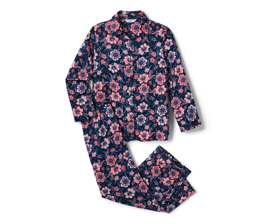 Piżama z tkaniny we wzory kwiatowe.