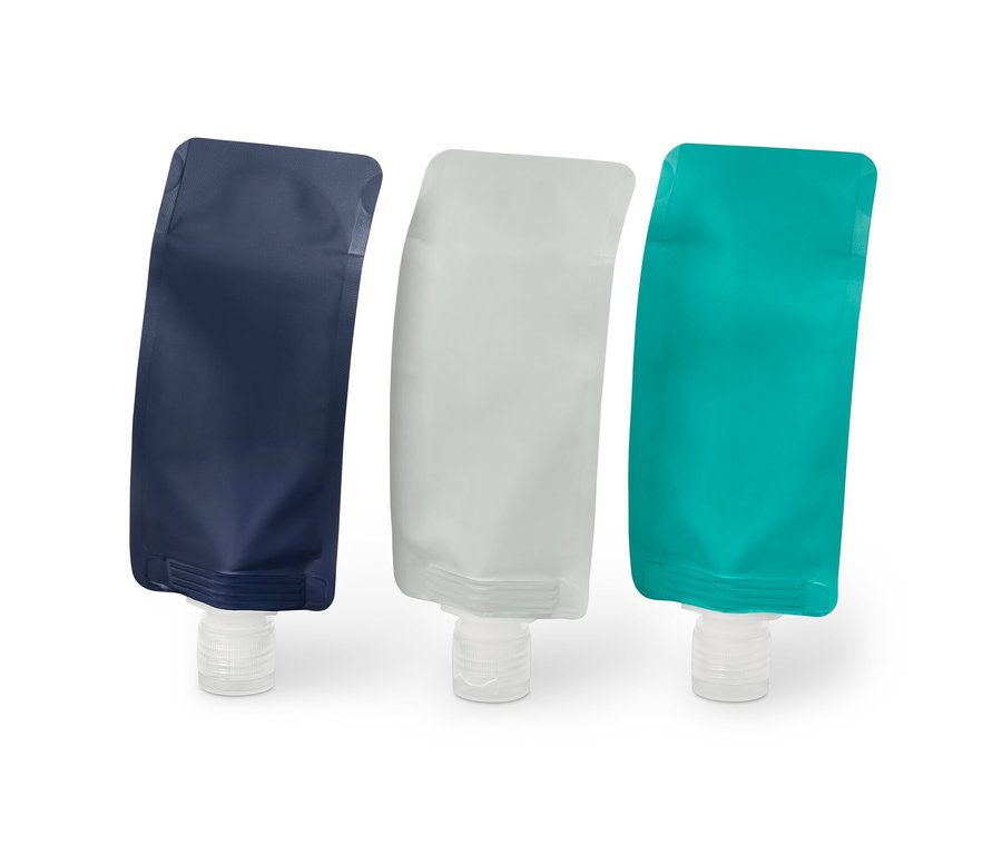 Trzy wielorazowe buteleczki podróżne w kolorze niebieskim, szarym i turkusowym.