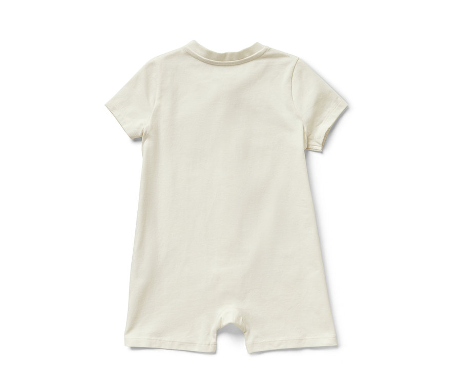 Krótka piżama w kolorze kremowym, sfotografowana od tyłu na białym tle.