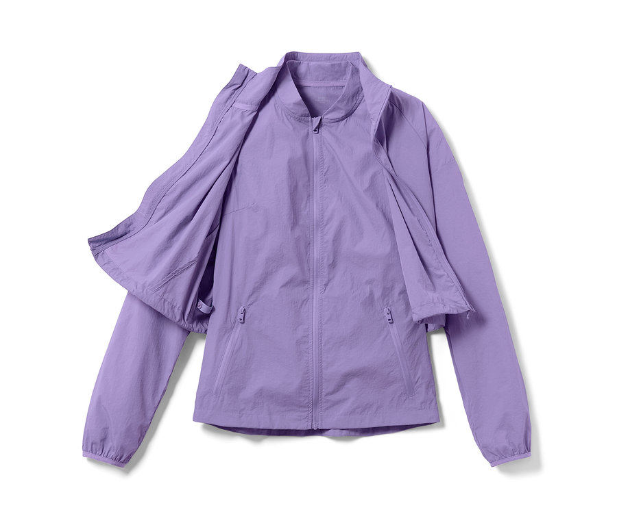 Fioletowa kurtka do biegania 3 w 1 leży na białym tle.