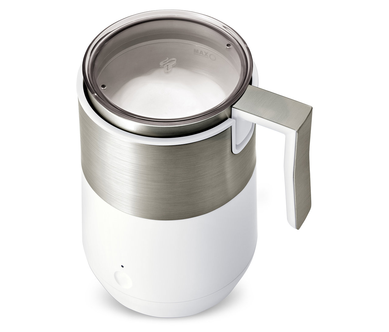 Zbliżenie na indukcyjny spieniacz do mleka w kolorze kremowym i białym z pasem ze stali nierdzewnej pośrodku.