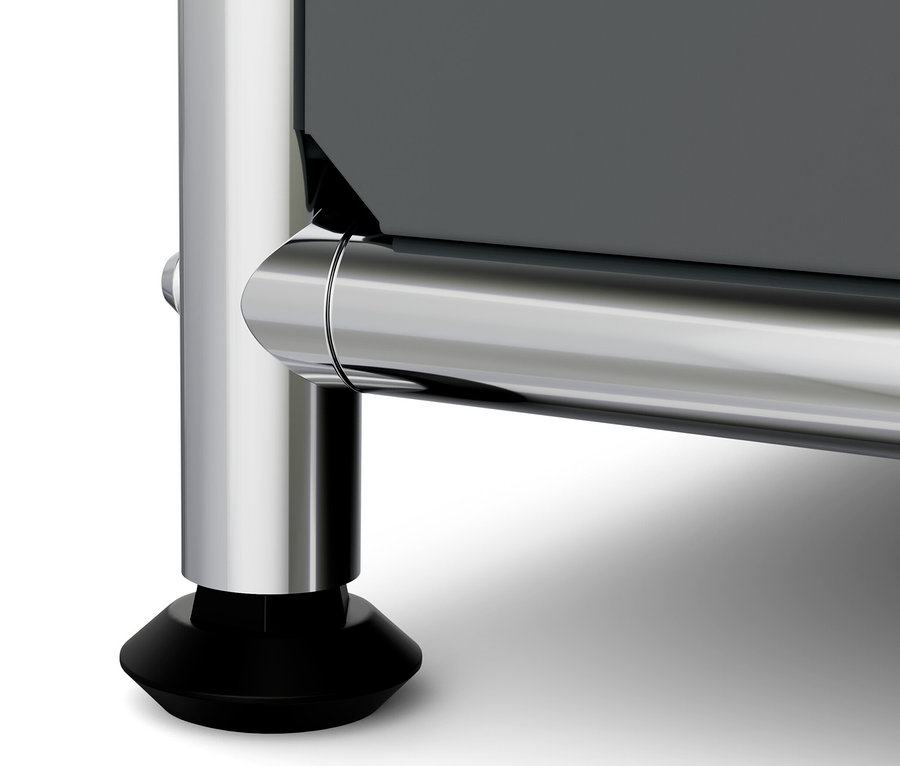 Zbliżenie na nogę szarej, metalowej komody „CN3” z drewnianym blatem.