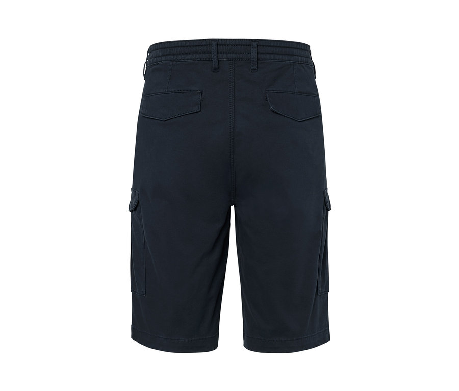 Szczegółowy widok z tyłu granatowych szortów bojówek.