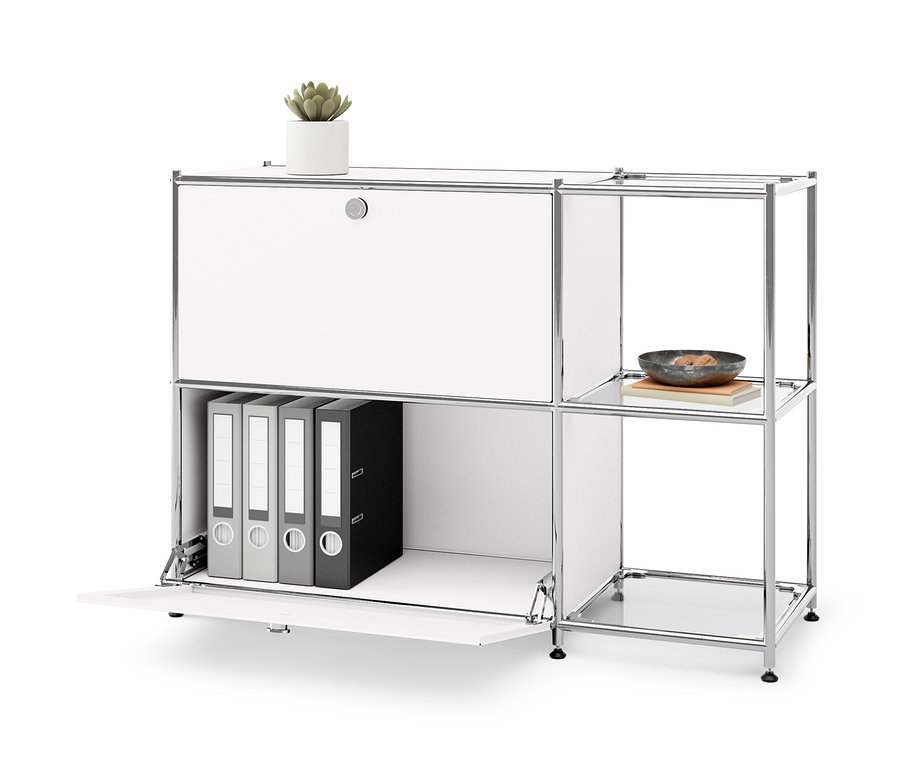 Metalowa szafka typu sideboard „CN3” z 2 klapami w kolorze białym, wewnątrz segregatory. Na górze stoi roślina w doniczce.