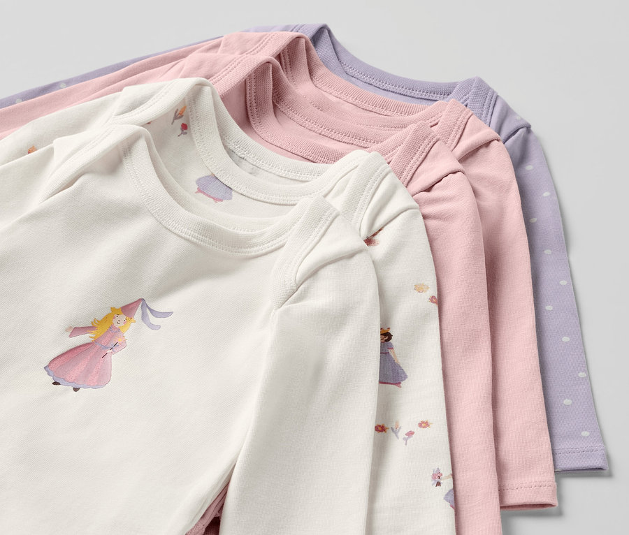 Zbliżenie na pięć body niemowlęcych rosnących z dzieckiem z motywem księżniczki.