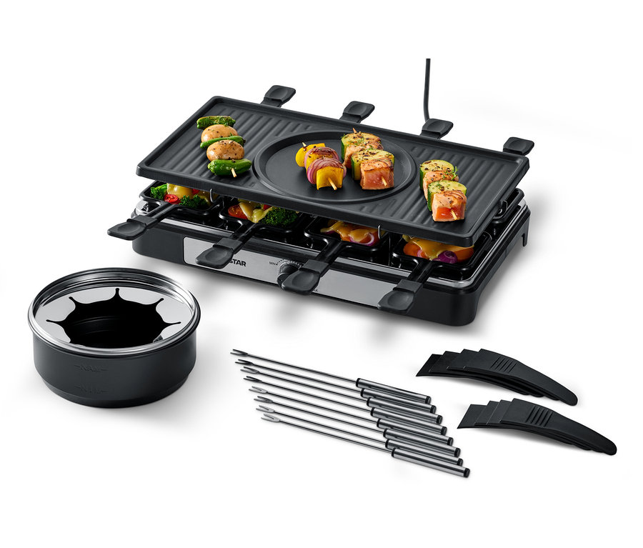 Raclette i fondue 2 w 1 z jedzeniem nabitym na szpikulce na grillu i w patelniach.