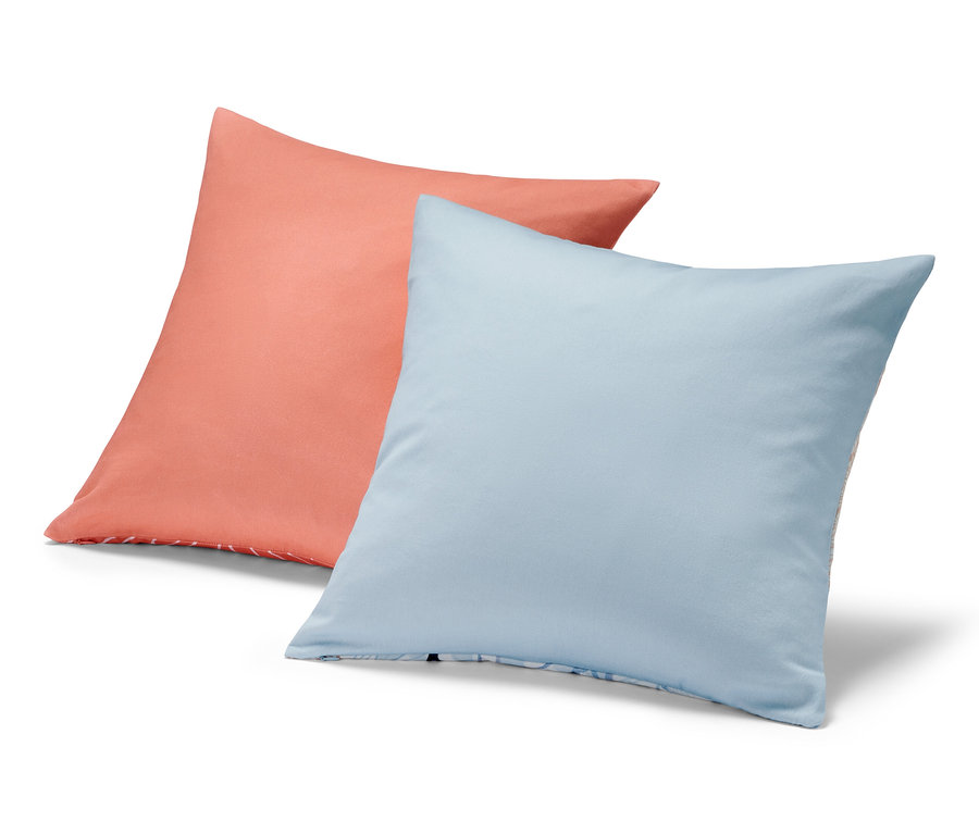 Dwie poszewki na poduszki dekoracyjne, jedna koralowa, druga jasnoniebieska.