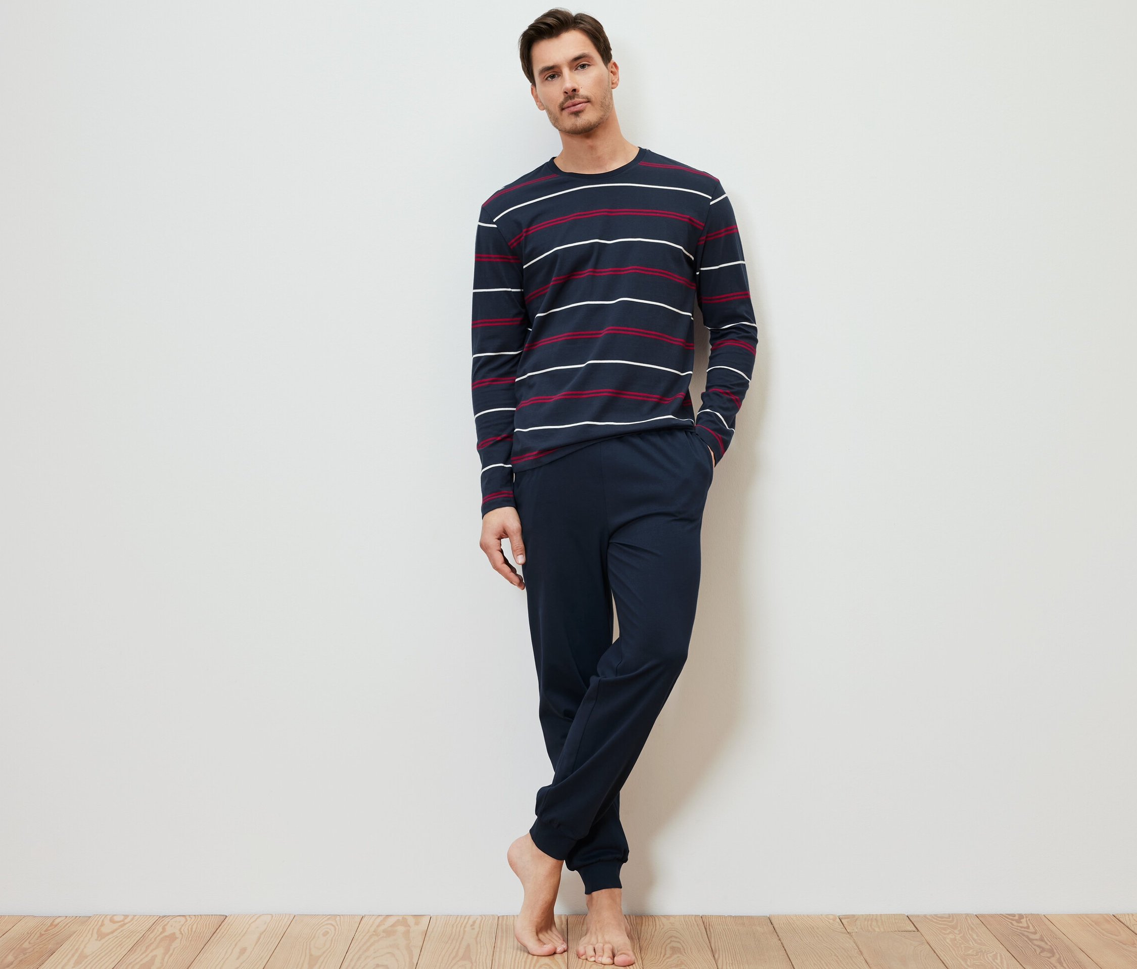 Mężczyzna pozuje w piżamie.