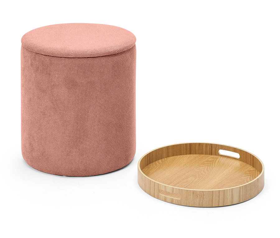 Różowy taboret z tkaniny obok okrągłej drewnianej tacy na białym tle.