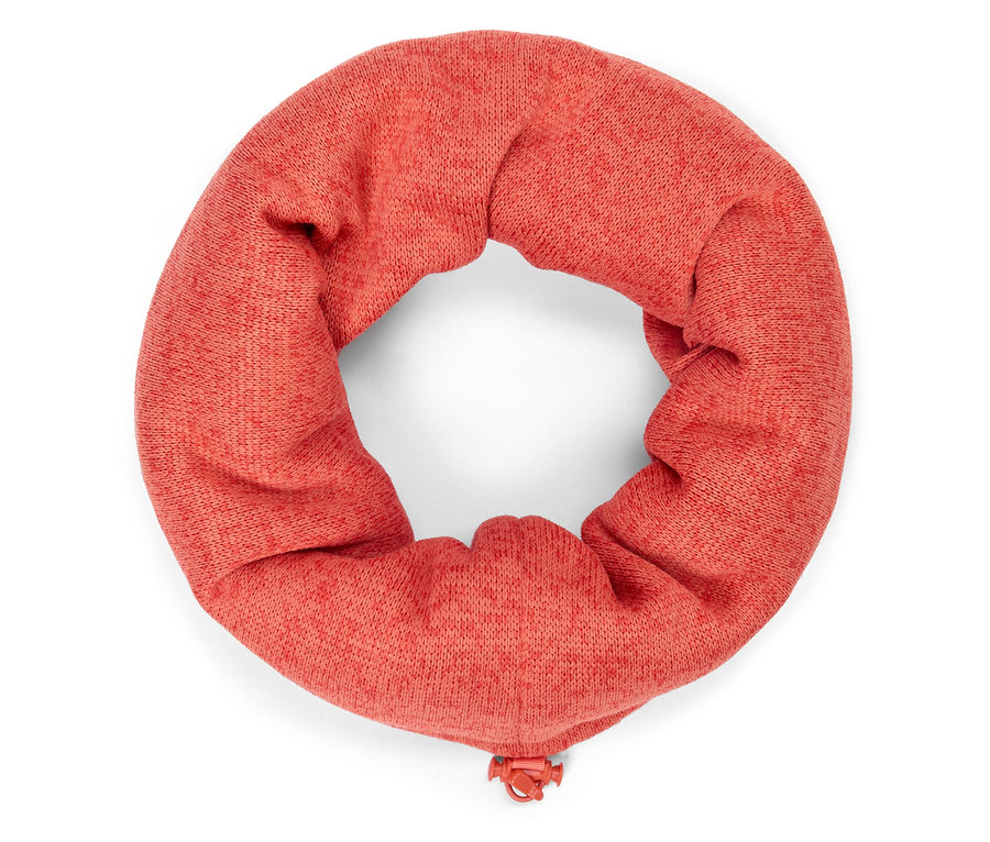 Szczegół łososiowego komina na białym tle.