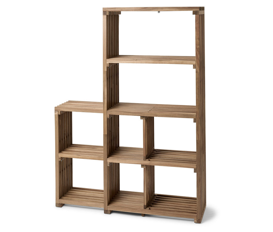 Drewniany regał z kilkoma półkami i przegródkami.