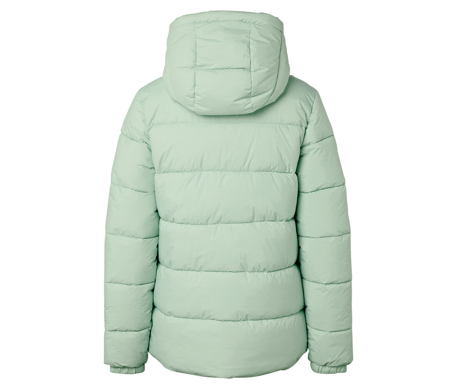 Widok z tyłu jasnozielonej kurtki puchowej z kapturem.