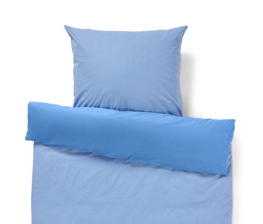 Komplet pościeli z bawełny renforcé w standardowym rozmiarze z niebiesko-białymi paskami.
