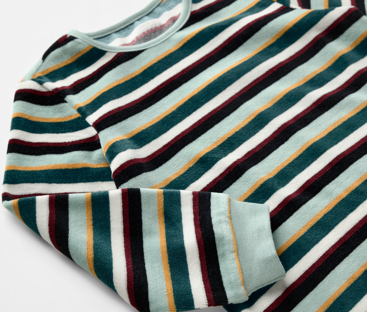 Szczegół zielonej, prążkowanej piżamy Nicki dla dzieci.