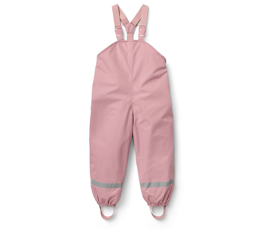 Różowe spodnie na szelkach z odblaskami na nogawkach.