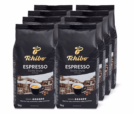 Osiem opakowań kawy ziarnistej Tchibo Espresso Sicilia Style, każde o wadze 1 kg, ułożonych jeden za drugim.